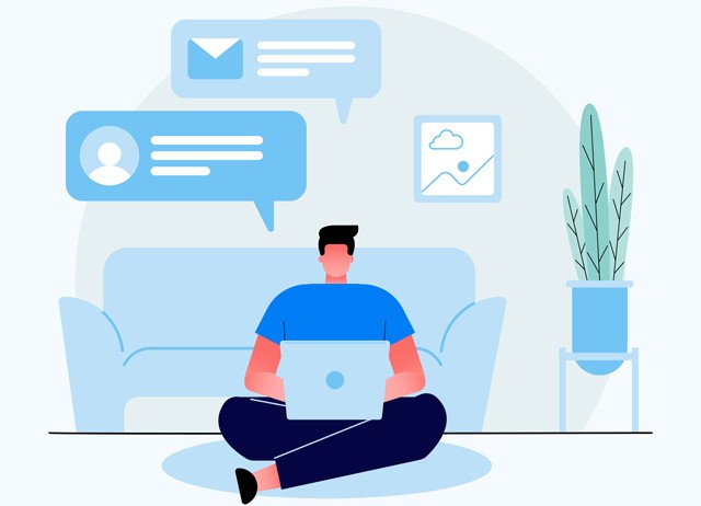 Ein Mensch sitzt mit dem Laptop auf dem Boden vor der Couch. Gedankenblasen zeigen eine von ihm gesendete Nachricht. Das Bild steht für das Einreichen der digitalen Baugenehmigung.